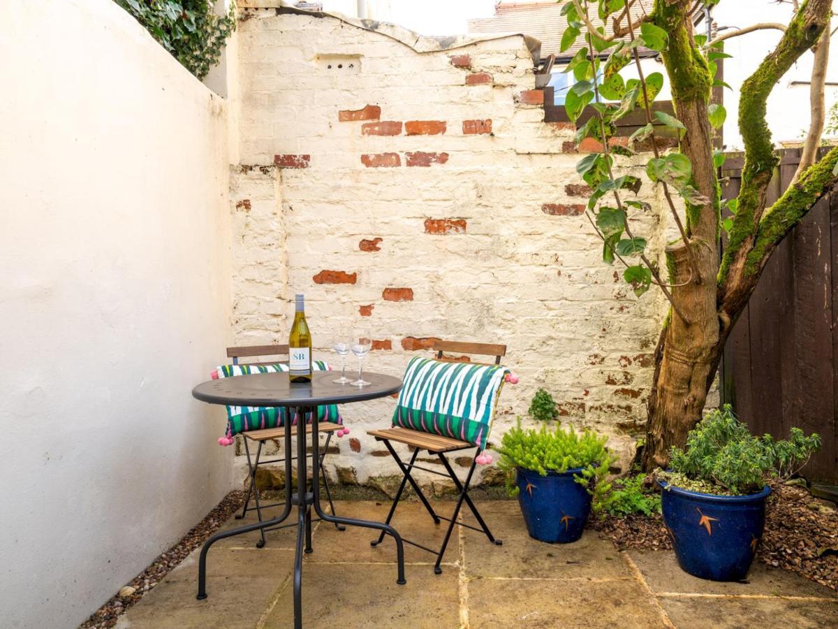 Quarry Cottage Courtyard Garden Pass The Keys Сайърънсестър Екстериор снимка